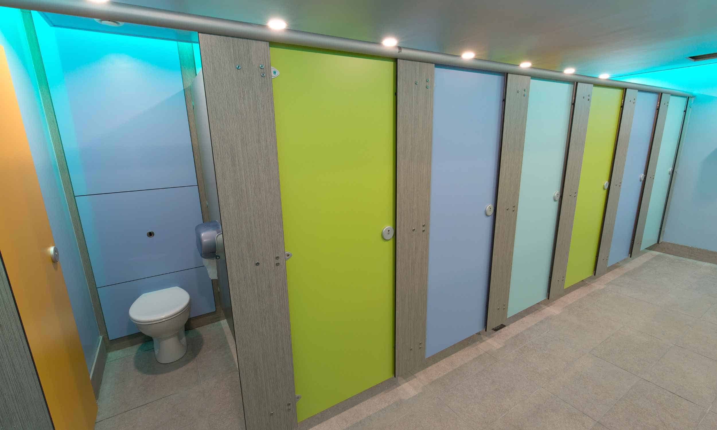 Row of 6 force cubicles in a sport & leisure setting.