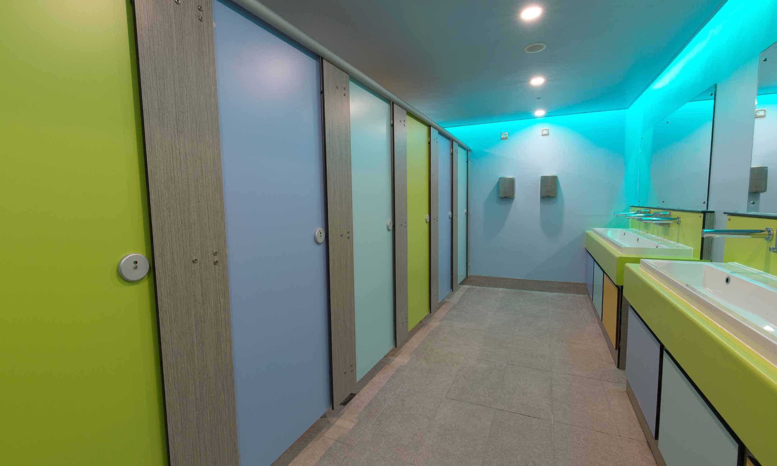 Row of 6 force cubicles in a sport & leisure setting.