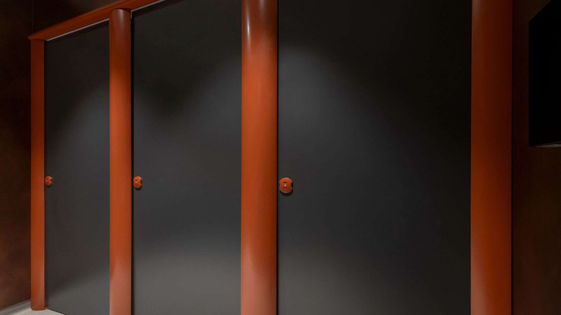 Curve cubicles in a commercial washroom