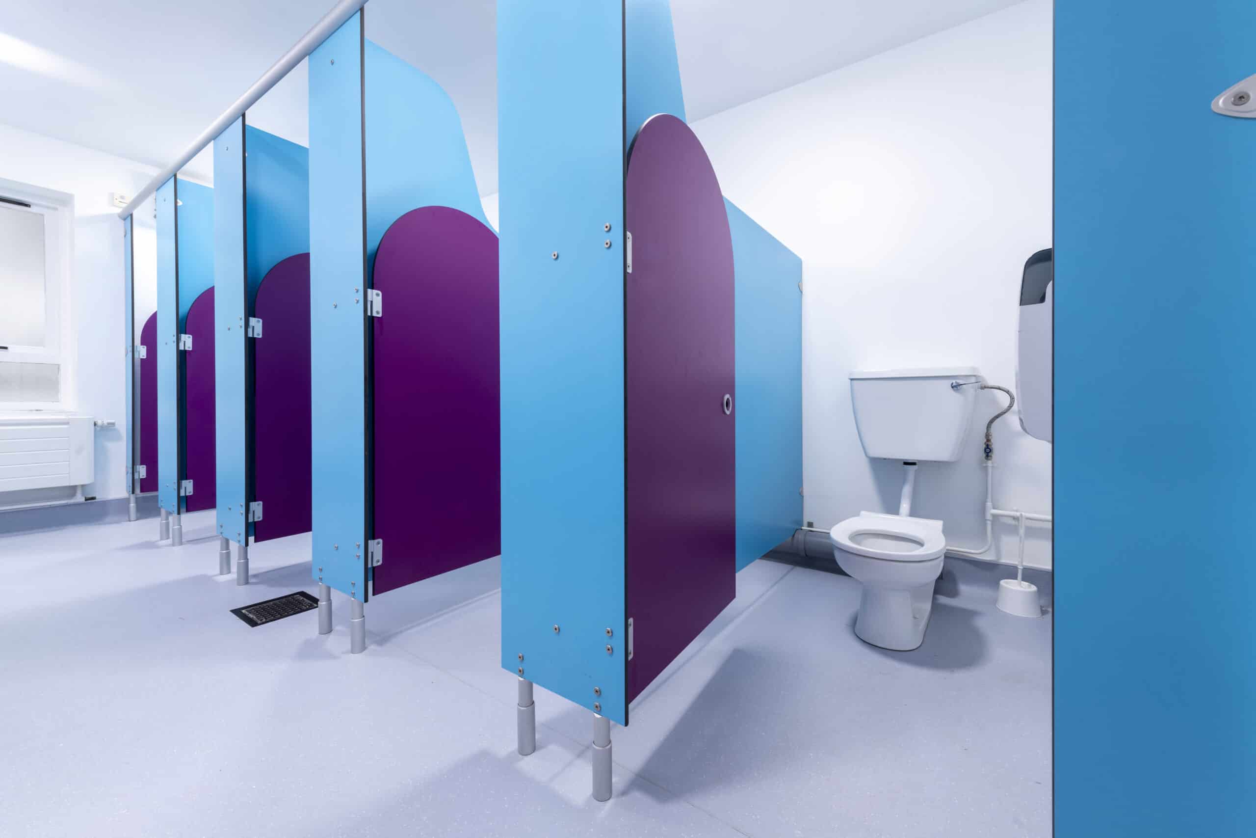 Row of 5 Juno cubicles in a education setting